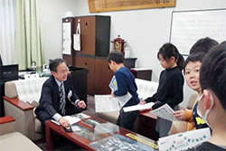 新宿税務署社会科見学の様子1