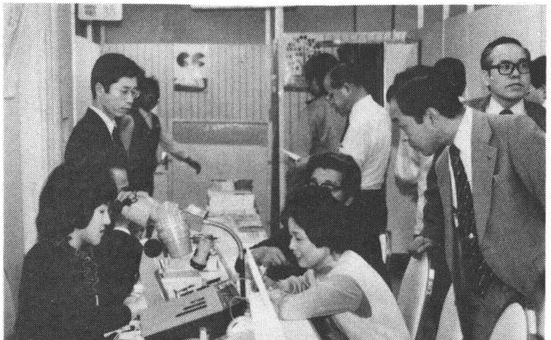 宝石鑑別イベントの様子。来場者の宝石を鑑別する専門家