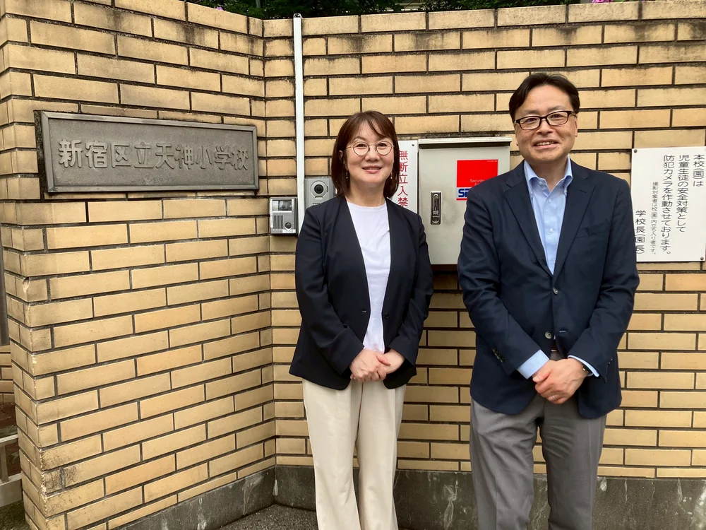 「税の標語」募集の協力依頼で小学校を訪問する様子