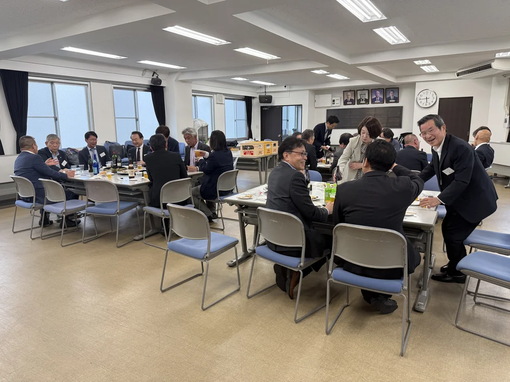 令和7年度定期総会後の交流会の様子
