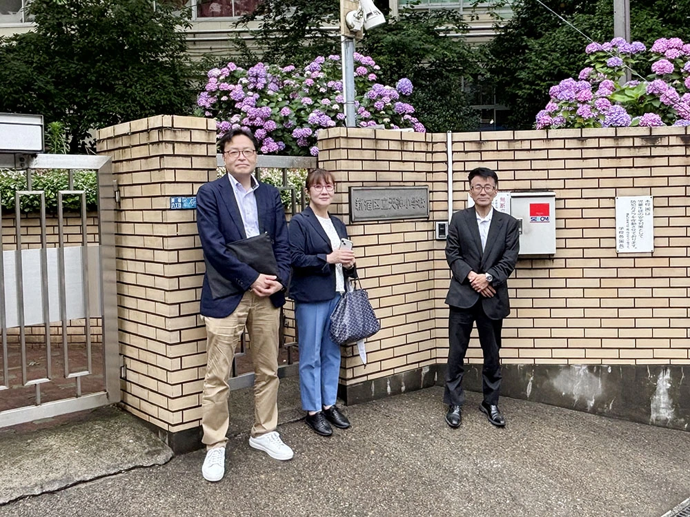 訪問活動の集合写真