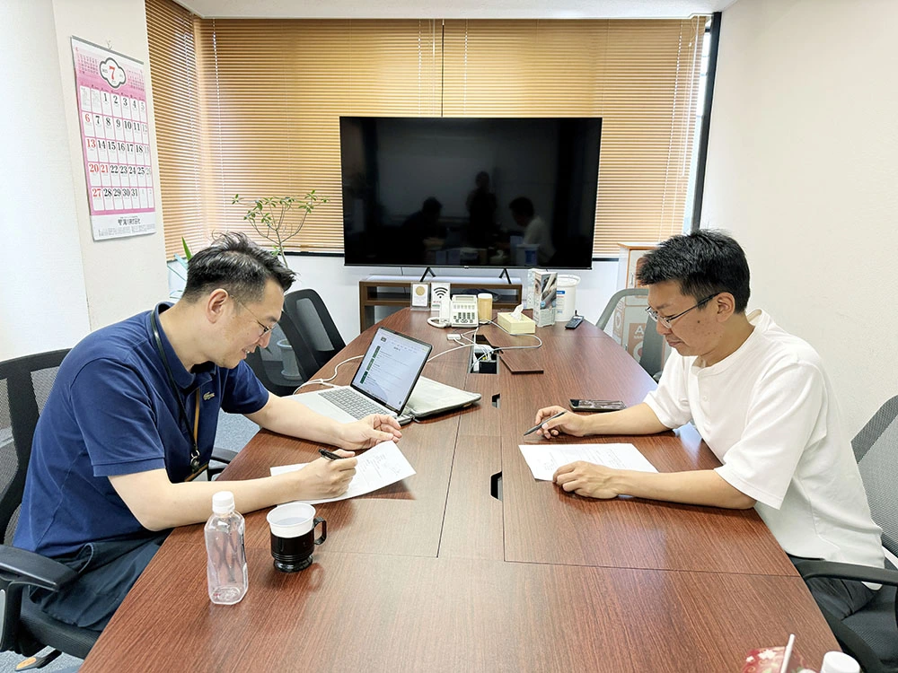 山本会長と小山青年部長のミーティングの様子