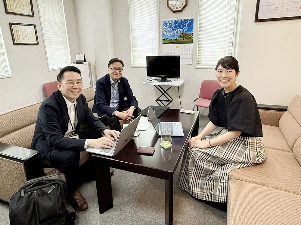 山本会長と山田副会長と大沼社長が株式会社三粧様で打ち合わせをしている様子
