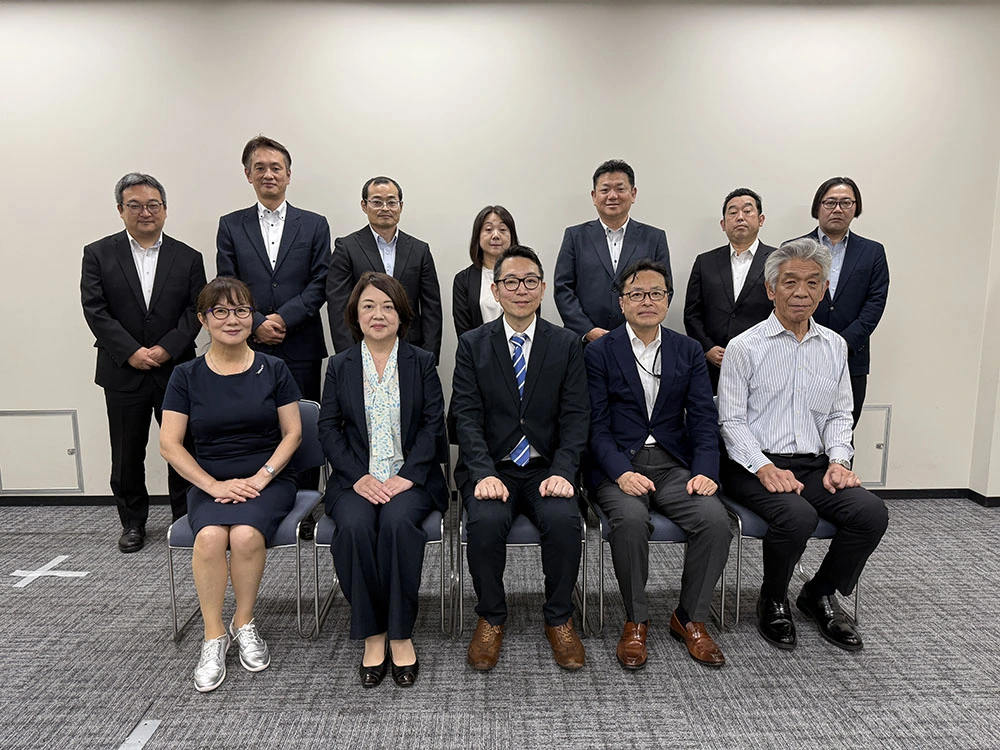 稲瀬新宿税務署長と新宿間税会役員の集合写真