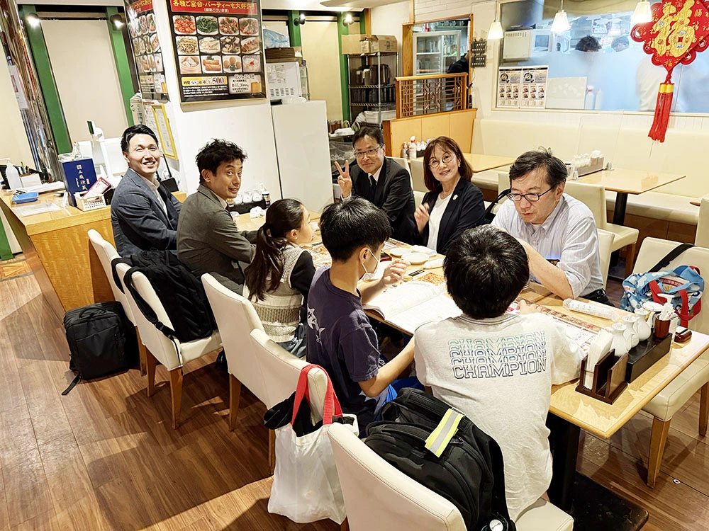 見学後の食事会の様子