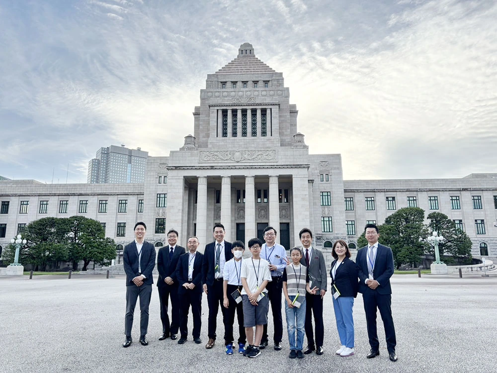 国会議事堂前での集合写真